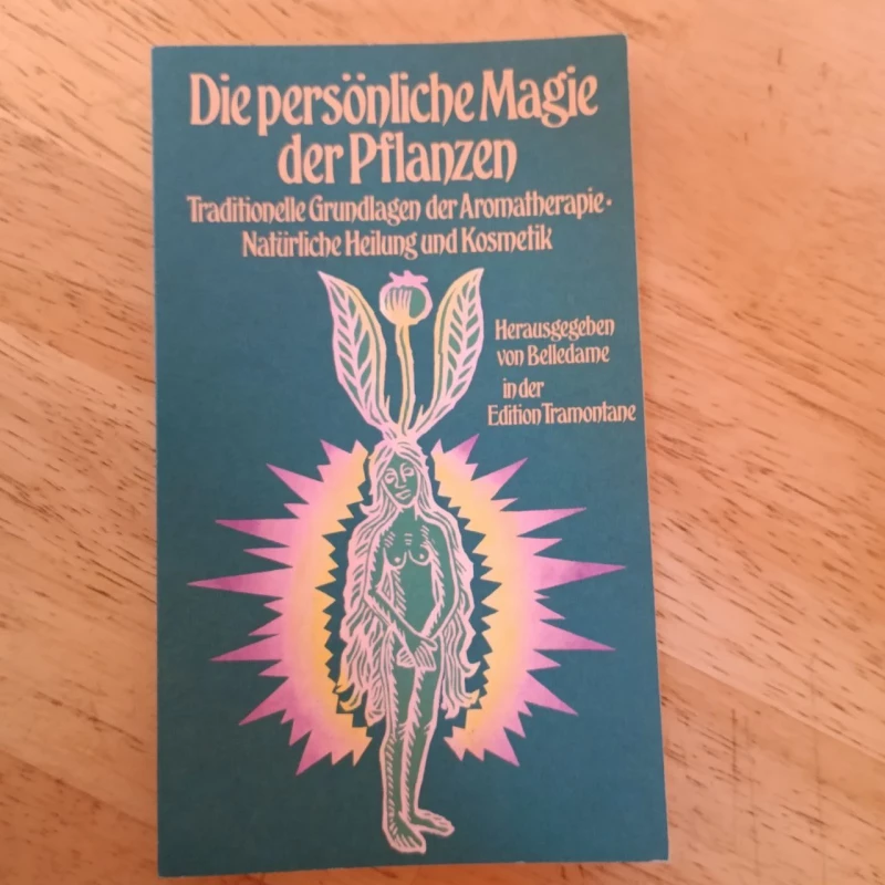 Titel: Die persönliche Magie der Pflanzen. Traditionelle Grundlagen der Aromatherapie - Natürliche Heilung und Kosmetik ISBN: 392582815X (ISBN-13: 9783925828157) Zustand: leichte Gebrauchsspuren Verlag: Edition Tramontane Seiten: 128 Einband: Unbekan